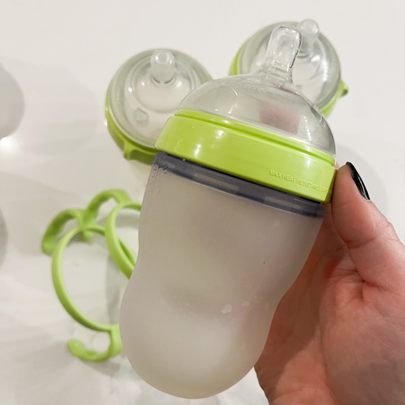 comotomo Other - Green comotomo bottle bundle